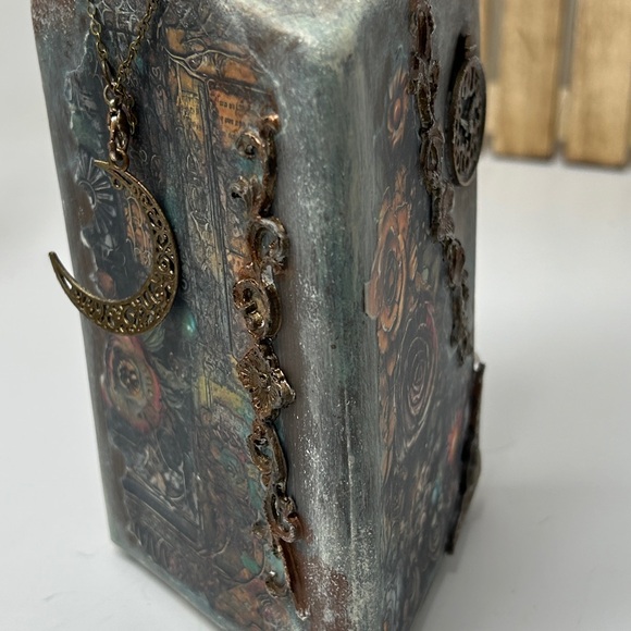 Hand Crafted One of a Kind Gothic Decorative Bottle with Roses and Skull - Picture 13 of 15